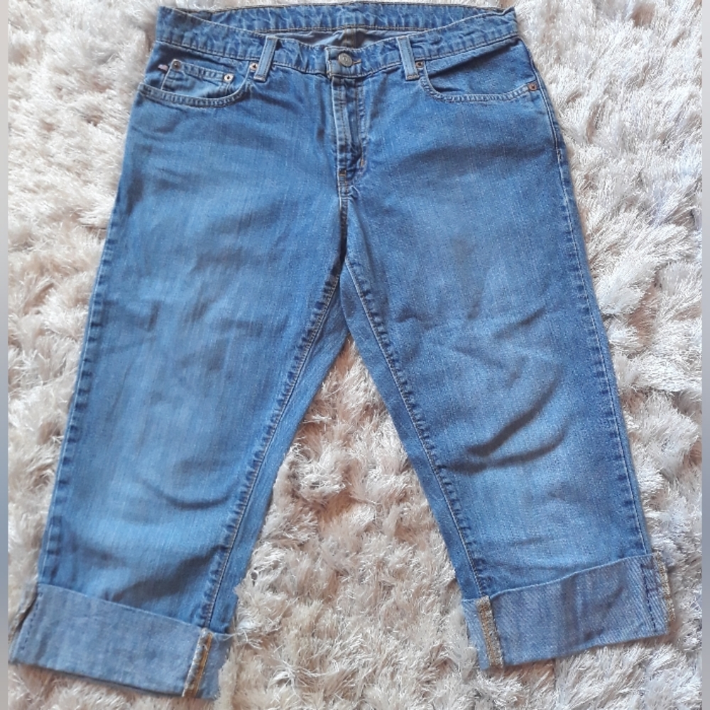 Ralph Lauren cropped jean. Medium blue wash with cuffs. Size 8